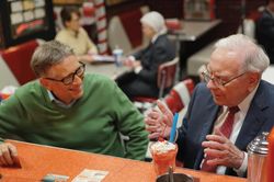 Bill Gates tiết lộ bài học đắt giá nhất từ thiên tài đầu tư Warren Buffett sau 30 năm làm bạn
