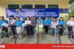 Tặng quà 'Tiếp bước đến trường' con đoàn viên có hoàn cảnh khó khăn