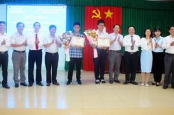 Khen thưởng đột xuất 2 thủ khoa khối B là con của bác sĩ