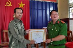 Tặng Giấy khen người dân trả lại tài sản bị đánh rơi
