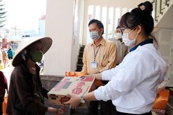 Hàng trăm phần quà đến với người khó khăn trên địa bàn TP Bảo Lộc