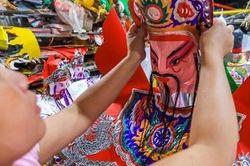 Rằm tháng 7 ghé thăm ngôi làng kiếm sống nhờ... 'cõi âm'