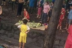 Bé gái tắm mưa lọt xuống mương nước tử vong thương tâm, mẹ trẻ khóc ngất bên thi thể