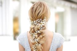Cô gái nổi tiếng với tài tự tết tóc đẹp mắt