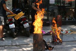 Chùm ảnh: Cảnh báo nguy cơ hỏa hoạn do đốt vàng mã