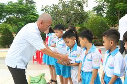 Báo Gia đình Việt Nam tặng quà cho học sinh có hoàn cảnh khó khăn