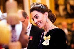Kate được hậu thuẫn để trở thành Hoàng hậu trong tương lai bảo sao Meghan ẫm ức phải dứt áo ra đi