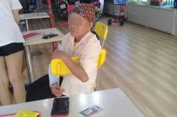 Người phụ nữ kêu cửa mua điện thoại giữa đêm khuya, lý do sau đó khiến ai cũng vừa giận vừa 'cay khóe mắt'