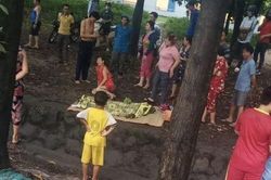Bé gái rơi xuống mương nước tử vong lúc tắm mưa, mẹ khóc ngất khi tìm thấy thi thể con