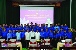 Bí thư Tỉnh ủy Lê Minh Hoan nói chuyện với cán bộ Đoàn chủ chốt