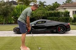 Đánh bóng golf xuyên qua cửa sổ siêu xe 4,9 triệu USD