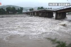 Bão Maysak nhấn chìm đường phố ở Triều Tiên