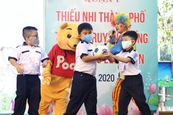 Thầy cô hóa nhân vật hoạt hình chào đón học sinh lớp 1