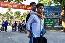 Mười năm cõng bạn tới trường