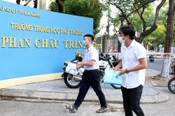 Đà Nẵng: Thí sinh ăn vội gói xôi, hớt hải chạy vào điểm thi