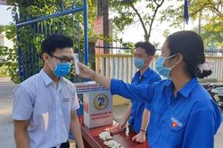 Hơn 9.200 thí sinh Quảng Nam đeo khẩu trang, đo thân nhiệt trong ngày thi đầu