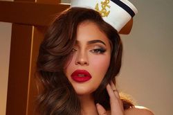 Kylie Jenner vượt Cristiano Ronaldo dẫn đầu danh sách sao kiếm tiền giỏi nhất năm 2020