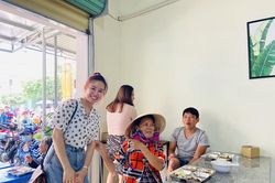 Ca sĩ Vy Oanh cùng chồng doanh nhân làm phục vụ tại bếp ăn 0 đồng