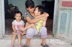 Không có tiền, mẹ sợ không kịp đưa con đi cấp cứu