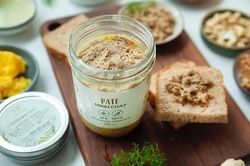 Công an Hà Nội thu thập tài liệu điều tra vụ ngộ độc pate Minh Chay