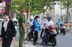 Thí sinh Đà Nẵng tới điểm thi sớm, thực hiên nghiêm các biện pháp chống dịch