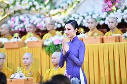 Sửng sốt với hình ảnh nữ tính, nền nã của Angela Phương Trinh khi làm diễn giả tại chùa