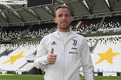 Arthur 'lấy lòng' Ronaldo nhưng không quên 'tâng bốc' Messi