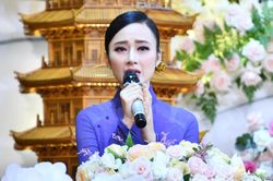 Angela Phương Trinh đằm thắm dịu dàng trong đại lễ Vu lan, dân mạng xuýt xoa: Đúng là tâm sinh tướng!