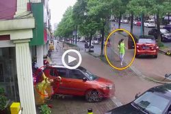 Clip: 'Nhỡ chân ga' lúc lùi xe, nữ tài xế húc văng shipper đứng dưới vỉa hè