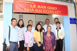 Trao 2 căn nhà Đại đoàn kết cho hộ cận nghèo, khó khăn ở phường Mỹ Long
