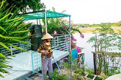 Lấn chiếm bờ kè thoát lũ cầu Phú Vinh - sông Tắc