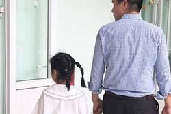 Xúc động bài thơ của ông bố chuyên Toán gửi con gái vào lớp 1, đọc xong ai cũng thấy tuổi thơ của mình