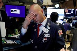 Chứng khoán Mỹ bất ngờ lao dốc, Dow Jones bốc hơi hơn gần 1.000 điểm