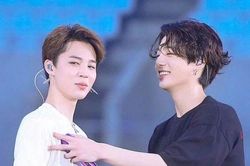 Jimin BTS từng túm áo Jungkook đòi quyền làm anh