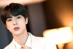 Jin BTS được tạm hoãn nhập ngũ tới cuối năm 2021