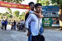 Đôi bạn 10 năm cõng nhau đến trường được Chủ tịch tỉnh khen thưởng