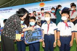 Phó Chủ tịch nước Đặng Thị Ngọc Thịnh khánh thành cầu, trao học bổng cho HS Tiền Giang