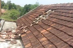 Máy bay hạ cánh làm tốc mái nhà dân