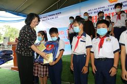 Phó Chủ tịch nước trao học bổng, tặng quà cho học sinh khó khăn ở Tiền Giang