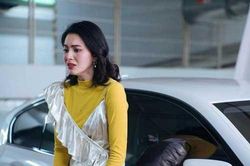 Chồng thường xuyên đến nhà sếp làm thêm chủ nhật, vợ chẳng nghi ngờ cho đến khi thấy người đàn ông bước vào ngôi nhà có giàn hoa giấy hồng rực