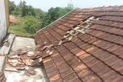 Máy bay hạ cánh xuống sân bay làm tốc mái ngói nhà dân