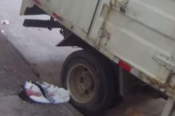 Nghe tiếng khóc phát ra từ túi nilong đen bên đường, người đàn ông sốc nặng khi mở ra xem
