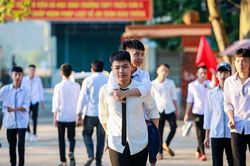 Đôi bạn thân 10 năm cõng nhau đến trường với điểm thi tốt nghiệp THPT cao ngất ngưỡng được khen thưởng