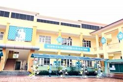 Học sinh thực hiện đeo khẩu trang trong lễ khai giảng năm học mới