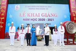 Bí thư Thành ủy Hà Nội dự Lễ khai giảng, đánh trống khai trường tại THCS Giảng Võ