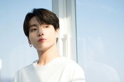 'Đau tim' với loạt ảnh đường phố mới của BTS, nhất là Jungkook