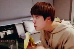 Jin BTS tự gọi mình là heo, phản ứng của RM mới thật là đỉnh