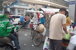 Bát nháo trước cổng bệnh viện
