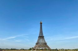 Tháp Eiffel xuất hiện tại Việt Nam, giới trẻ khoe ảnh check-in