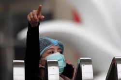 'Thổi giá', nhìn từ vụ AVG đến mua sắm thiết bị y tế